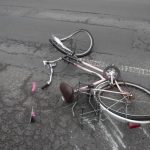 Opilý cyklista naboural do vozidla